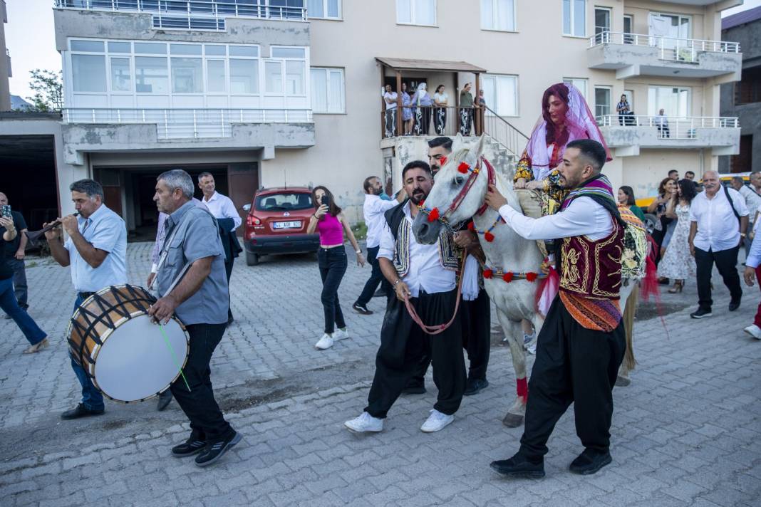 Almanya'dan gelin geldi: Tunceli düğününde tek tek hepsini yerine getirdi 3